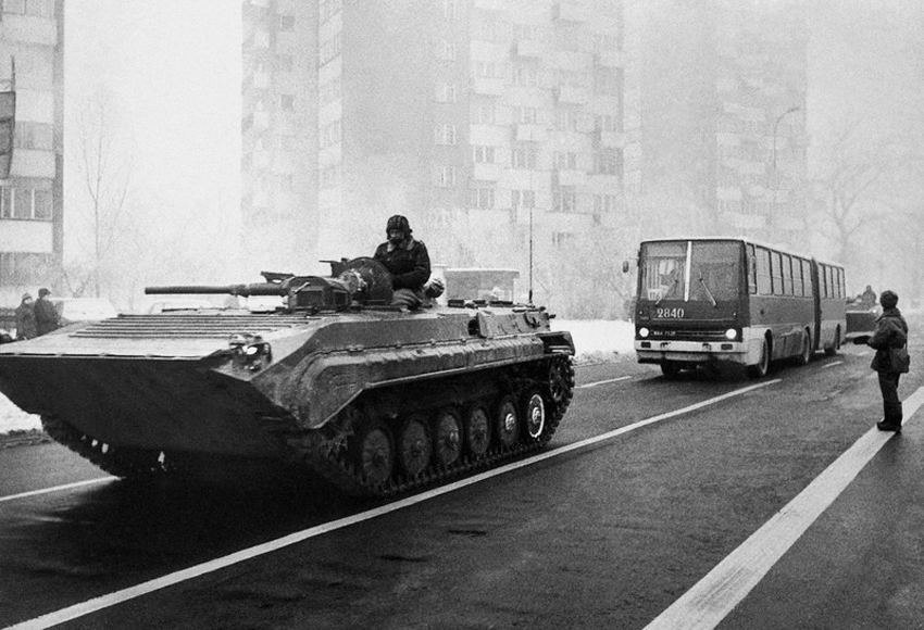 Военное положение - бронетехника на улицах Варшавы 13 декабря 1981 года. Фото: Войтек Лаский / East News